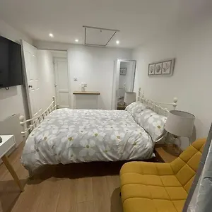 1 Bedroom Guest Near Centre. Gloucester